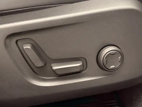 DY75MPF Volvo XC40 2.0 B3P Plus Dark 5dr Auto Thumbnail #19