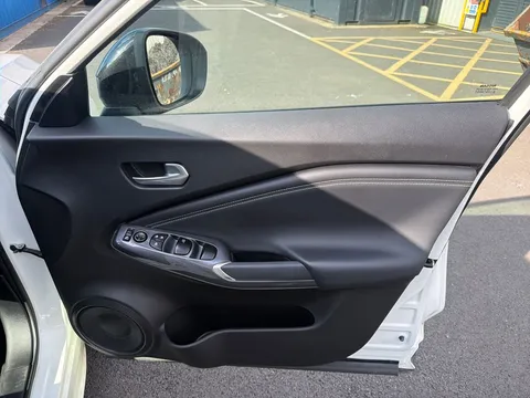 YH73MFU Nissan Juke 1.6 Hybrid N-Connecta 5dr Auto Thumbnail #18