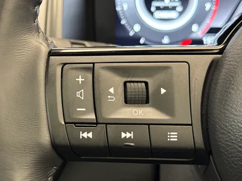 DL74FGA Nissan Qashqai 1.3 DiG-T MH N-Connecta [Glass Roof] 5dr Thumbnail #23