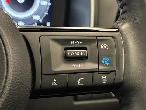 DL74FGA Nissan Qashqai 1.3 DiG-T MH N-Connecta [Glass Roof] 5dr Thumbnail #24