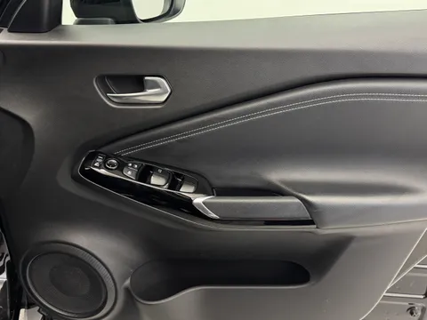 DS22LCG Nissan Juke 1.6 Hybrid Premiere Edition 5dr Auto Thumbnail #12