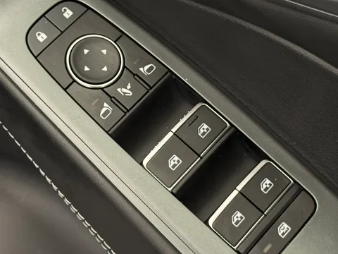 DX75XLN Nissan Qashqai 1.3 DiG-T MH N-Connecta 5dr Thumbnail #19