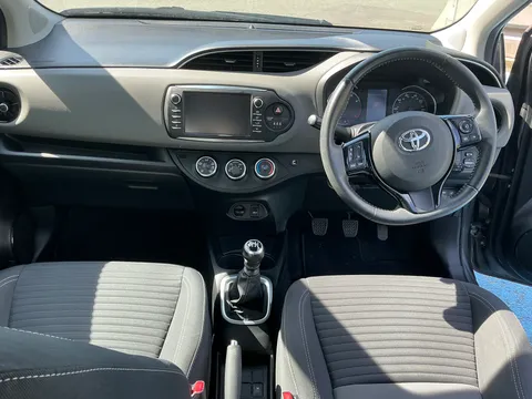 KF18JZC Toyota Yaris 1.0 VVT-i Icon Tech 5dr Thumbnail #2
