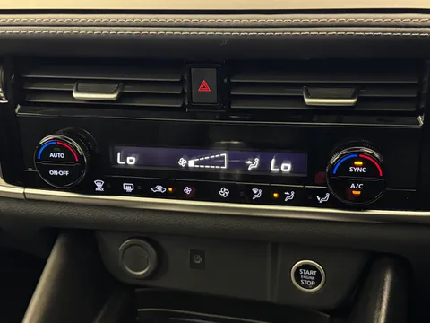 LF75EKP Nissan Qashqai 1.3 DiG-T MH N-Connecta [Glass Roof] 5dr Thumbnail #25