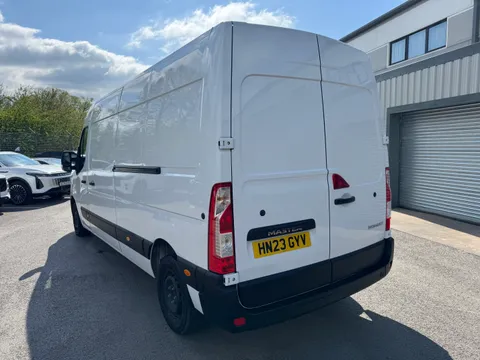 HN23GYV Renault Master LM35dCi 135 Business+ Medium Roof Van Thumbnail #4