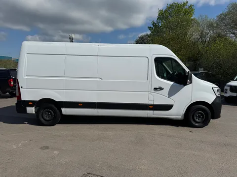 HN23GYV Renault Master LM35dCi 135 Business+ Medium Roof Van Thumbnail #7