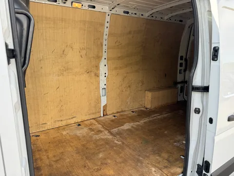 HN23GYV Renault Master LM35dCi 135 Business+ Medium Roof Van Thumbnail #10