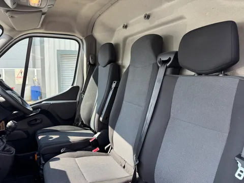HN23GYV Renault Master LM35dCi 135 Business+ Medium Roof Van Thumbnail #12