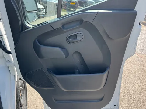 HN23GYV Renault Master LM35dCi 135 Business+ Medium Roof Van Thumbnail #14