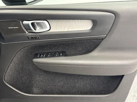 RA74CVF Volvo XC40 2.0 B4P Ultra Dark 5dr Auto Thumbnail #16