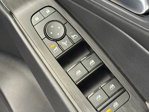 DU23CCV Nissan Qashqai 1.3 DiG-T MH Acenta Premium 5dr Thumbnail #19