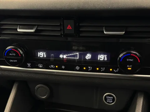 DU23CCV Nissan Qashqai 1.3 DiG-T MH Acenta Premium 5dr Thumbnail #25