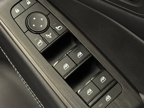 YC72VDK Nissan Qashqai 1.3 DiG-T MH N-Connecta 5dr Thumbnail #21