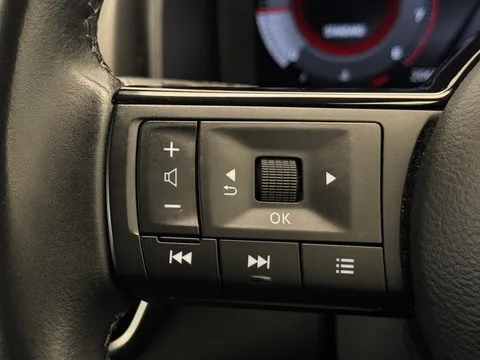 YC72VDK Nissan Qashqai 1.3 DiG-T MH N-Connecta 5dr Thumbnail #23