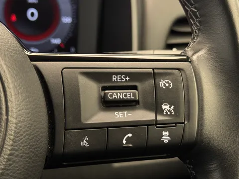 YC72VDK Nissan Qashqai 1.3 DiG-T MH N-Connecta 5dr Thumbnail #24