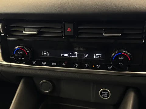 YC72VDK Nissan Qashqai 1.3 DiG-T MH N-Connecta 5dr Thumbnail #28