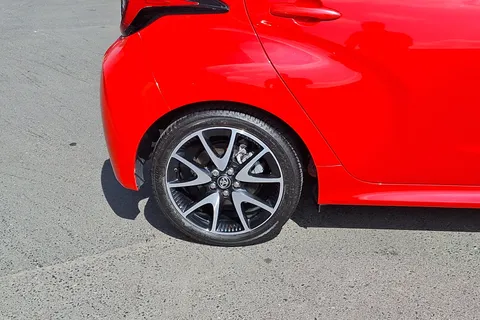 KC21HBZ Toyota Yaris 1.5 Hybrid Launch Edition 5dr CVT Thumbnail #5