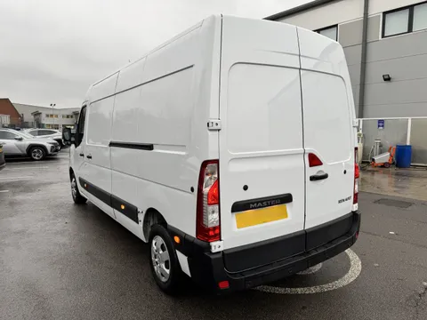 HT23KCG Renault Master LM35dCi 135 Business+ Medium Roof Van Thumbnail #4