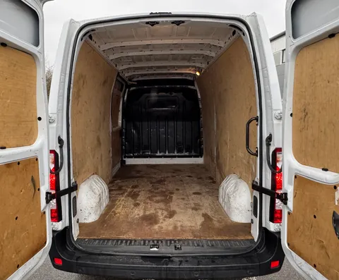 HT23KCG Renault Master LM35dCi 135 Business+ Medium Roof Van Thumbnail #8