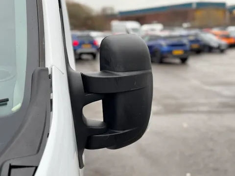 HT23KCG Renault Master LM35dCi 135 Business+ Medium Roof Van Thumbnail #18
