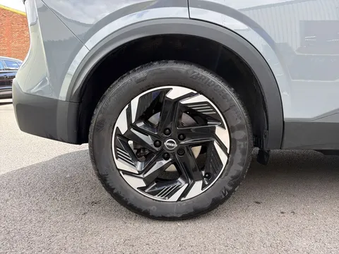 OW25ZTR Nissan Qashqai 1.3 DiG-T MH 158 N-Connecta [Glass Rf] 5dr Xtronic Thumbnail #9