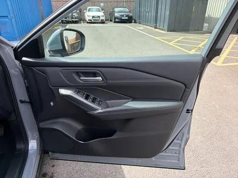 OW25ZTR Nissan Qashqai 1.3 DiG-T MH 158 N-Connecta [Glass Rf] 5dr Xtronic Thumbnail #18