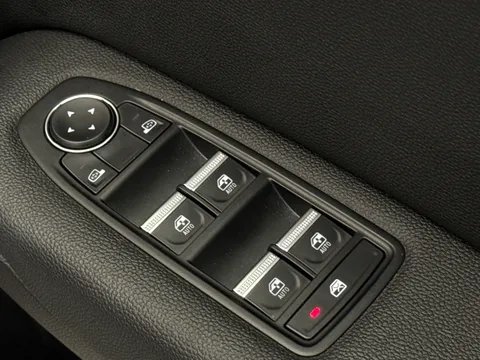 DY72VFJ Renault Captur 1.6 E-Tech full hybrid 145 Rive Gauche 5dr Auto Thumbnail #18