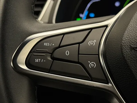 DY72VFJ Renault Captur 1.6 E-Tech full hybrid 145 Rive Gauche 5dr Auto Thumbnail #20