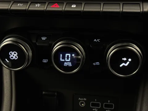 DY72VFJ Renault Captur 1.6 E-Tech full hybrid 145 Rive Gauche 5dr Auto Thumbnail #26