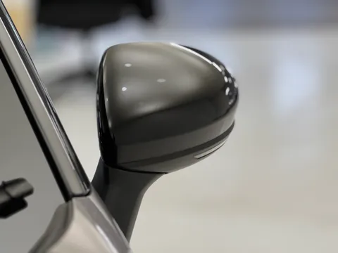 DY72VFJ Renault Captur 1.6 E-Tech full hybrid 145 Rive Gauche 5dr Auto Thumbnail #31