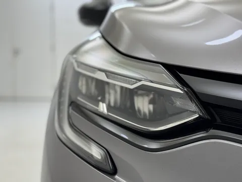 DY72VFJ Renault Captur 1.6 E-Tech full hybrid 145 Rive Gauche 5dr Auto Thumbnail #32