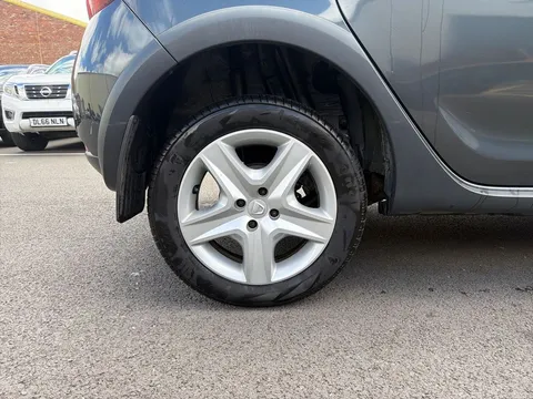 DN66URF Dacia Sandero Stepway 0.9 TCe Laureate 5dr [Start Stop] Thumbnail #5