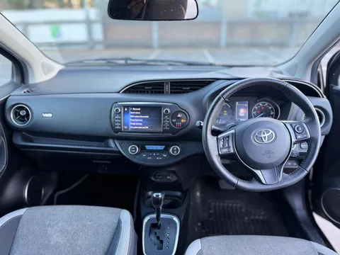 Toyota Yaris 1.5 VVT-h Y20 Bi-tone E-CVT Euro 6 (s/s) 5dr