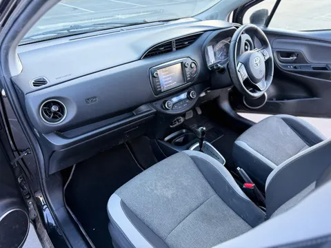 Toyota Yaris 1.5 VVT-h Y20 Bi-tone E-CVT Euro 6 (s/s) 5dr