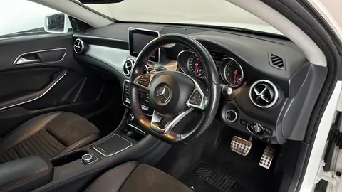 MERCEDES-BENZ CLA CLA 180 AMG Line Tip Auto