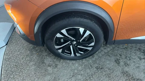 PEUGEOT 2008 1.2 PureTech 130 Allure Premium EAT8