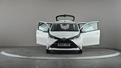 TOYOTA AYGO 1.0 VVT-i X-Play x-shift