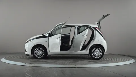 TOYOTA AYGO 1.0 VVT-i X-Play x-shift