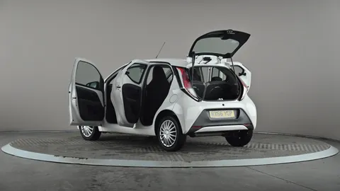 TOYOTA AYGO 1.0 VVT-i X-Play x-shift