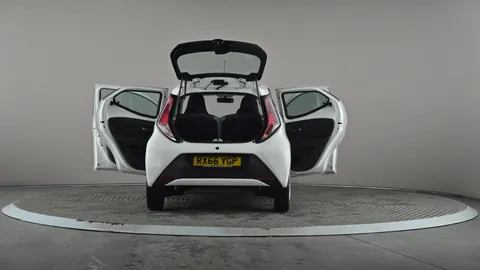 TOYOTA AYGO 1.0 VVT-i X-Play x-shift