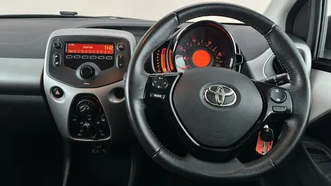 TOYOTA AYGO 1.0 VVT-i X-Play x-shift