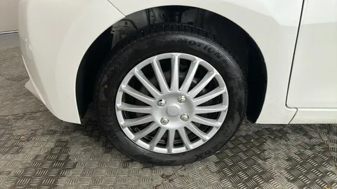 TOYOTA AYGO 1.0 VVT-i X-Play x-shift