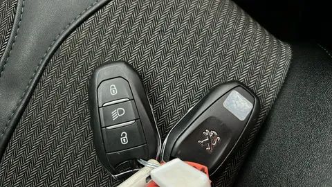 PEUGEOT 3008 1.2 PureTech Allure Premium+ EAT8