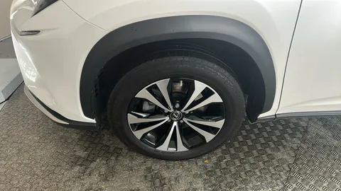 LEXUS NX 300h 2.5 CVT [8" Nav]