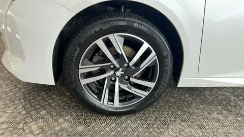 PEUGEOT 208 1.2 PureTech 100 Allure Premium +