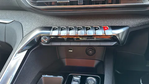 PEUGEOT 3008 1.2 Hybrid 136 Allure Premium+ e-DSC6