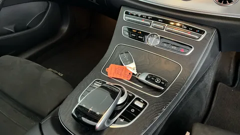 MERCEDES-BENZ E CLASS E220d AMG Line Premium 9G-Tronic