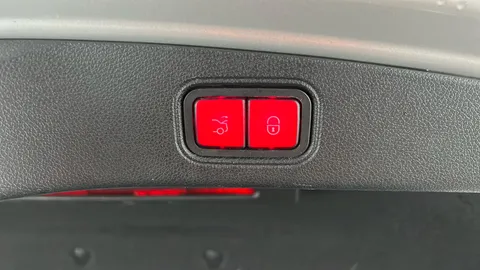 MERCEDES-BENZ E CLASS E220d AMG Line Premium 9G-Tronic