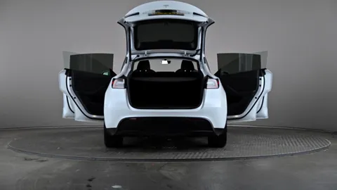TESLA MODEL Y RWD Auto