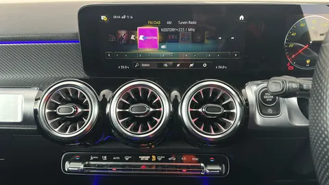 MERCEDES-BENZ GLB GLB 200 AMG Line Premium Plus 7G-Tronic